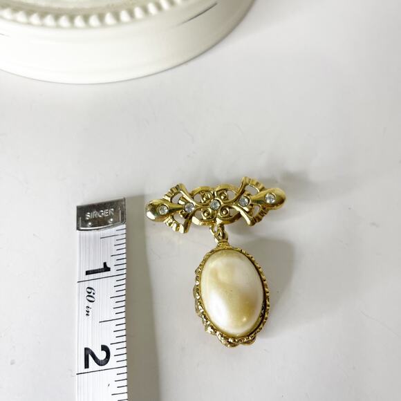 Vintage Avon Brooch Romantic Rhinestone Faux Pearl Gold tone Pin Victorian - Picture 8 of 16